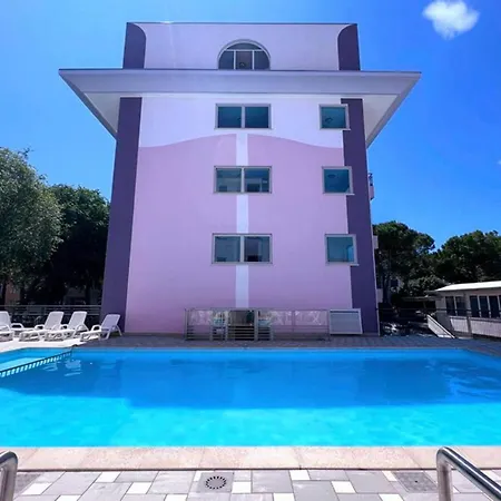 Great With Outdoor Pool *
